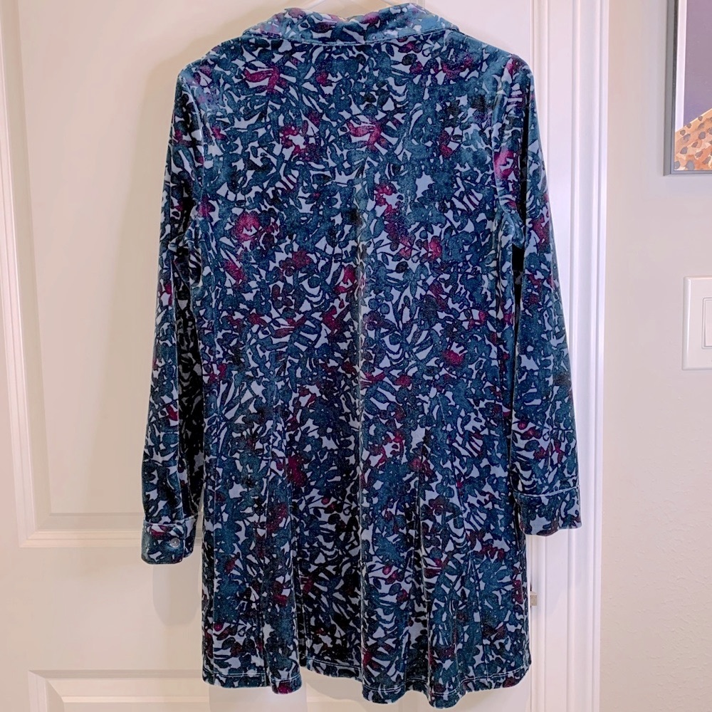 ZOZO Stretch Velvet Blue Floral Tunic Size Medium - Picture 2 of 8